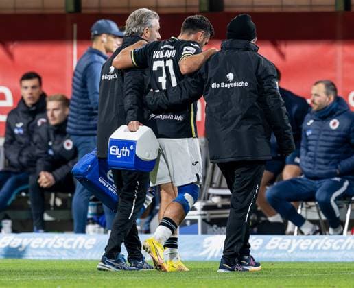 Kevin Volland TSV 1860 Muenchen, 31 has to be taken off the pitch injured in the first half GER, TSV 1860 Muenchen vs Viktoria Koeln 1904, Soccer, 3 Bundesliga, Matchday 9, Season 2025 2026, 01 10 2025 DFL DFB REGULATIONS PROHIBIT ANY USE OF PHOTOGRAPHS as IMAGE SEQUENCES and or QUASI VIDEO GER, TSV 1860 Muenchen vs Viktoria Koeln 1904, Football, 3 Bundesliga, Matchday 9, Season 2025 2026, 01 10 2025 Muenchen Copyright: xEibner-Pressefoto HeikexFeinerx EP_HFR