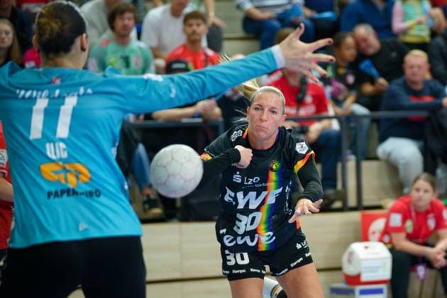 Goalkeeper Marijana Illic Halle, 77 , Jenny Behrend Oldenburg, 30 , SV Union Halle Neustadt vs VfL Oldenburg, Handball Bundesliga Frauen, Saison 2025 26, 4 Spieltag, 01 10 2025 Halle SWH Arena Sachsen Anhalt Germany
