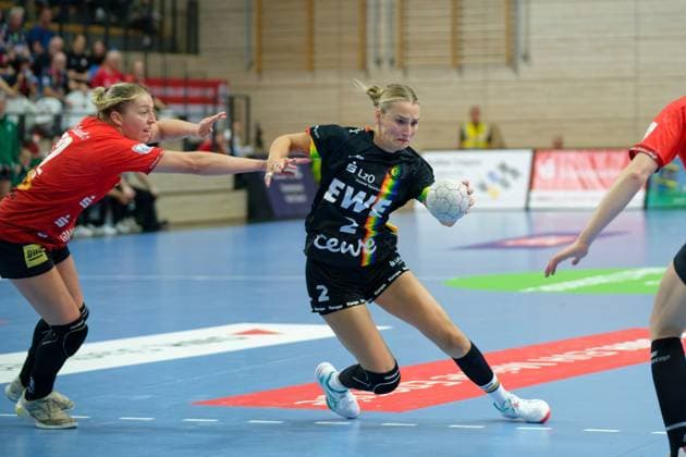 Ilona Kieffer Halle, 72 , Lisa Borutta Oldenburg, 2 , SV Union Halle Neustadt vs VfL Oldenburg, Handball Bundesliga Frauen, Saison 2025 26, 4 Spieltag, 01 10 2025 Halle SWH Arena Sachsen Anhalt Germany