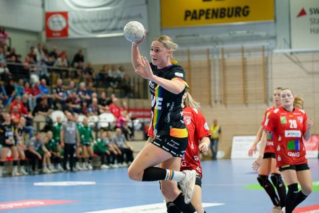Jane Martens Oldenburg, 13 , Counterattack, SV Union Halle Neustadt vs VfL Oldenburg, Handball Bundesliga Frauen, Saison 2025 26, 4 Spieltag, 01 10 2025 Halle SWH Arena Sachsen Anhalt Germany