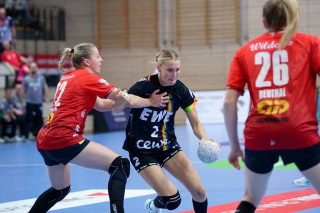Ilona Kieffer Halle, 72 , Lisa Borutta Oldenburg, 2 , Cara Reuthal Halle, 26 , SV Union Halle Neustadt vs VfL Oldenburg, Handball Bundesliga Frauen, Saison 2025 26, 4 Spieltag, 01 10 2025 Halle SWH Arena Sachsen Anhalt Germany