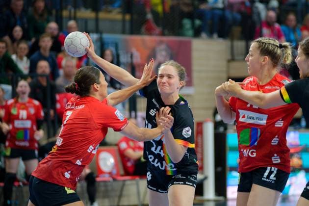 Engelina Alida Corona Molenaar Halle, 7 , Toni Luisa Reinemann Oldenburg, 4 , Ilona Kieffer Halle, 72 , SV Union Halle Neustadt vs VfL Oldenburg, Handball Bundesliga Frauen, Saison 2025 26, 4 Spieltag, 01 10 2025 Halle SWH Arena Sachsen Anhalt Germany
