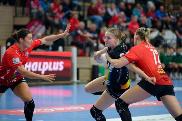 Engelina Alida Corona Molenaar Halle, 7 , Toni Luisa Reinemann Oldenburg, 4 , Ilona Kieffer Halle, 72 , SV Union Halle Neustadt vs VfL Oldenburg, Handball Bundesliga Frauen, Saison 2025 26, 4 Spieltag, 01 10 2025 Halle SWH Arena Sachsen Anhalt Germany