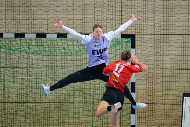 Goalkeeper Madita Kohorste Oldenburg, 25 , Emma Hertha Halle, 17 , SV Union Halle Neustadt vs VfL Oldenburg, Handball Bundesliga Frauen, Saison 2025 26, 4 Spieltag, 01 10 2025 Halle SWH Arena Sachsen Anhalt Germany