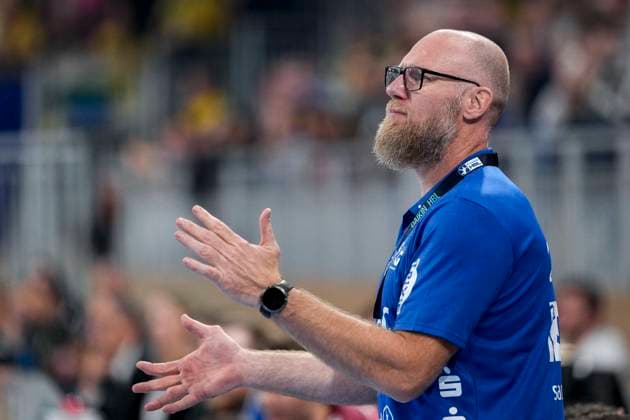 Ales Pajovic coach, head coach, Flensburg , gives instructions, gestures, gesticulating with arms, single picture, single photo, action, action, 01 10 2025, Heidelberg Germany , Handball, DHB Pokal, 2 Runde, Rhein Neckar Löwen SG Flensburg Handewitt xozx