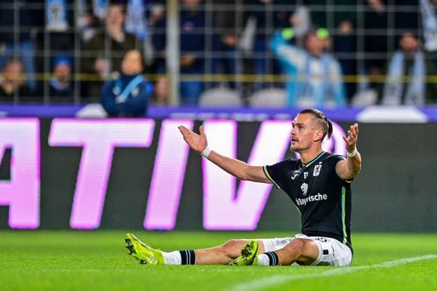 Sigurd Haugen TSV 1860, 22 sitting on the ground, complaining, grumbling, pessimistic, action, action, cropped, single image, action, action, 01 10 2025, Munich Germany , Football, 3 Liga, TSV 1860 München FC Viktoria Köln, DFB DFL REGULATIONS PROHIBIT ANY USE OF PHOTOGRAPHS AS IMAGE SEQUENCES AND OR QUASI VIDEO xslx