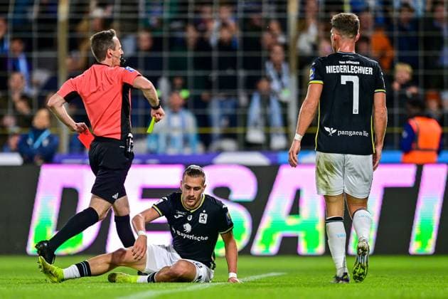 Lukas Benen referee, referee pulls out the yellow and red card and runs to Lars Dietz Viktoria Köln, 2 not in picture, not pictured Sigurd Haugen TSV 1860, 22 sitting on the ground, Florian Niederlechner TSV 1860, 7 , 01 10 2025, Munich Germany , Football, 3 Liga, TSV 1860 München FC Viktoria Köln, DFB DFL REGULATIONS PROHIBIT ANY USE OF PHOTOGRAPHS AS IMAGE SEQUENCES AND OR QUASI VIDEO xslx
