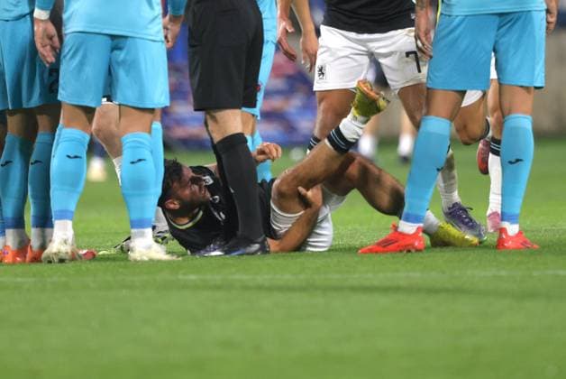 Injured 1860 Muenchen 31 Kevin VOLLAND Fußball 1860 Koeln 3 Fußball Liga, TSV 1860 München FC Viktoria Köln, 9 Spieltag, Saison 2025 2026, am 1 10 2025 in Muenchen, S T A D I O N A N D E R G R U E N W A L D E R S T R A S S E, Germany Source Copyright Credit Oryk HAIST xFUSSBALL-1860-KOELNx