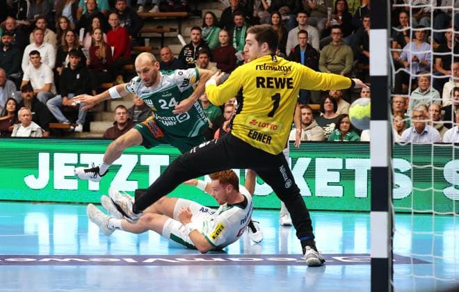 01 10 2025, Germany, Göppingen, Handball DHB Pokal 2 Runde, FRISCH AUF Göppingen vs SC DHfK Leipzig, f l Marcel Schiller FAG , Tomas Piroch Leip , Domenico Ebner Leip