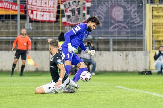 Florian Niederlechner 7 TSV 1860 Muenchen in duel with Eduardo Dos Santos Haesler 1 Viktoria Koeln 1904 , TSV 1860 Muenchen vs Viktoria Koeln 1904, 3 Liga, 9 Spieltag, 01 10 2025 DFB regulations prohibit any use of photographs as image sequences and or quasi video Muenchen Bayern Germany Copyright: xkolbert-press UlrichxGamelx
