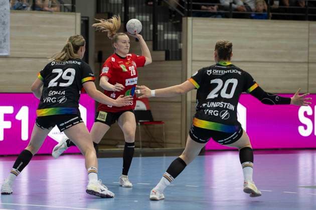 Handball Bundesliga Women, Season 2025 2026 SV Union Halle Neustadt vs VfL Oldenburg Halle, Germany 01 October 2025 In the picture from left Paulina Golla Oldenburg , Cara Reuthal Halle and Ariane Pfundstein Oldenburg Halle Saale SWH Arena Sachsen Anhalt Germany