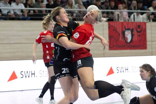 Handball Bundesliga Women, Season 2025 2026 SV Union Halle Neustadt vs VfL Oldenburg Halle, Germany 01 October 2025 In the picture from left in duel Paulina Golla Oldenburg and Lea Gruber Halle Halle Saale SWH Arena Sachsen Anhalt Germany