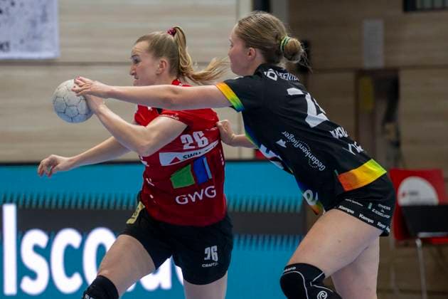 Handball Bundesliga Women, Season 2025 2026 SV Union Halle Neustadt vs VfL Oldenburg Halle, Germany 01 October 2025 In the picture from left in duel Cara Reuthal Halle and Laurentia Wolff Oldenburg Halle Saale SWH Arena Sachsen Anhalt Germany