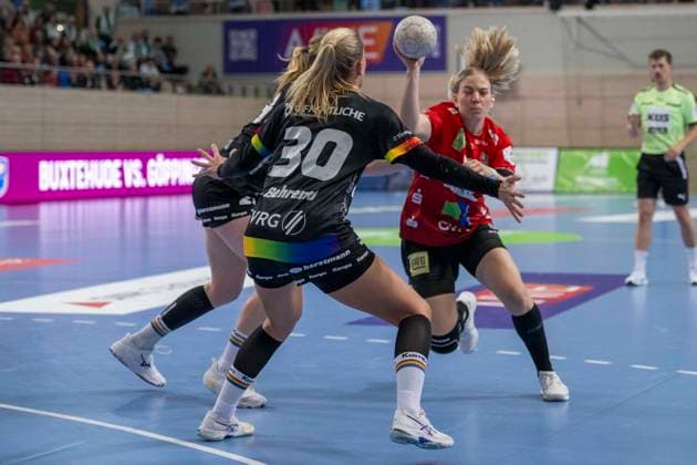 Handball Bundesliga Women, Season 2025 2026 SV Union Halle Neustadt vs VfL Oldenburg Halle, Germany 01 October 2025 In the picture from left Jenny Behrend Oldenburg and Viktoria Marksteiner Halle Halle Saale SWH Arena Sachsen Anhalt Germany
