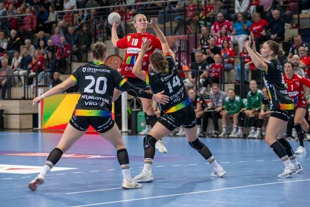 Handball Bundesliga Women, Season 2025 2026 SV Union Halle Neustadt vs VfL Oldenburg Halle, Germany 01 October 2025 In the picture from left Ariane Pfundstein Oldenburg , Lea Gruber Halle and Marie Steffen Oldenburg Halle Saale SWH Arena Sachsen Anhalt Germany