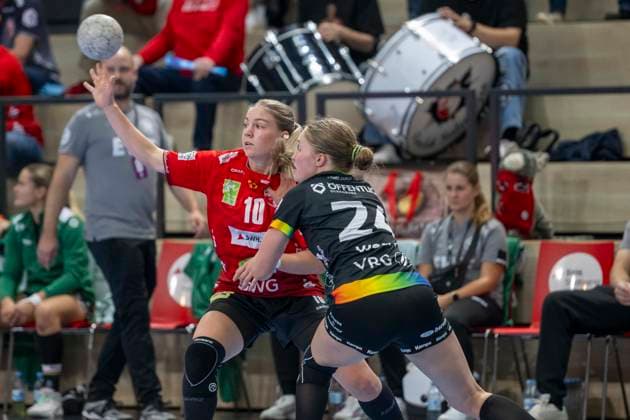 Handball Bundesliga Women, Season 2025 2026 SV Union Halle Neustadt vs VfL Oldenburg Halle, Germany 01 October 2025 Pictured from left Viktoria Marksteiner Halle and Laurentia Wolff Oldenburg Halle Saale SWH Arena Sachsen Anhalt Germany