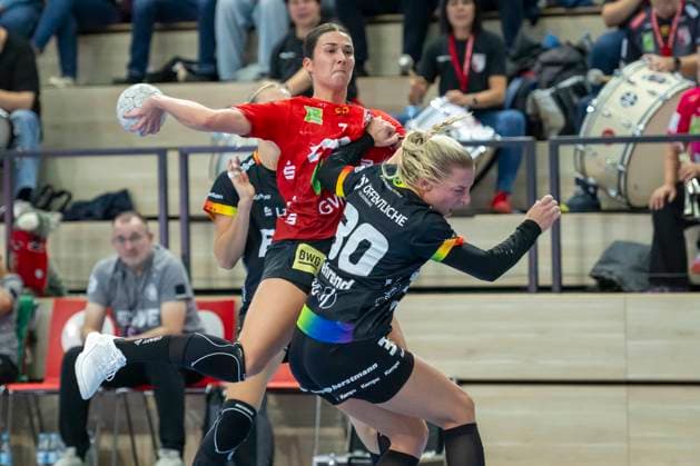 Handball Bundesliga Women, Season 2025 2026 SV Union Halle Neustadt vs VfL Oldenburg Halle, Germany 01 October 2025 In the picture from left in duel Lynn Molenaar Halle and Jenny Behrend Oldenburg Halle Saale SWH Arena Sachsen Anhalt Germany