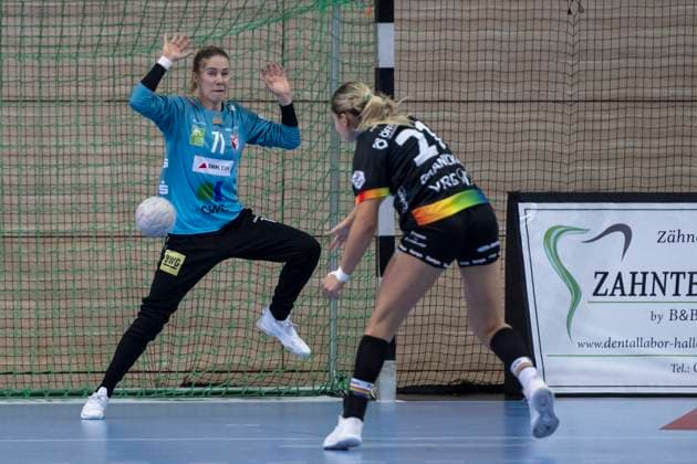 Handball Bundesliga Women, Season 2025 2026 SV Union Halle Neustadt vs VfL Oldenburg Halle, Germany 01 October 2025 In the picture from left goalkeeper Ela Szott Halle and Joanna Granicka Oldenburg Halle Saale SWH Arena Sachsen Anhalt Germany