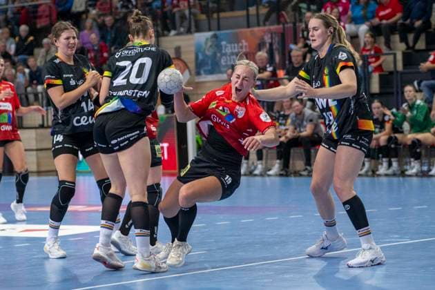 Handball Bundesliga Women, Season 2025 2026 SV Union Halle Neustadt vs VfL Oldenburg Halle, Germany 01 October 2025 In the picture from left in duel Ariane Pfundstein Oldenburg , Lea Gruber Halle and Paulina Golla Oldenburg Halle Saale SWH Arena Sachsen Anhalt Germany