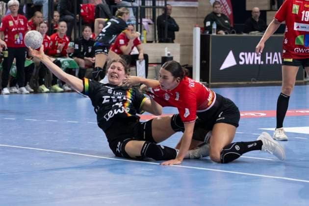 Handball Bundesliga Women, Season 2025 2026 SV Union Halle Neustadt vs VfL Oldenburg Halle, Germany 01 October 2025 In the picture from left Marie Steffen Oldenburg and Lynn Molenaar Halle Halle Saale SWH Arena Sachsen Anhalt Germany