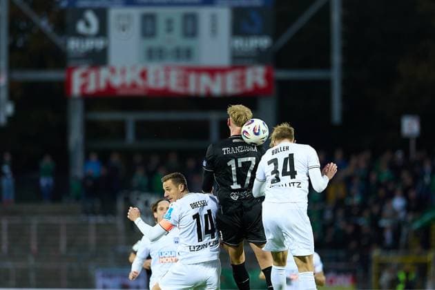 Head-to-head duel between Dennis Dressel SSV Ulm 1846, 14 , Jakob Transziska 1 FC Schweinfurt 05, 17 and Jan Boller SSV Ulm 1846, 34 GER, SSV Ulm 1846 vs 1 FC Schweinfurt , Football, Men, 3 League, Matchday 9, Season 2025 2026, 30 09 2025 GER, SSV Ulm 1846 vs 1 FC Schweinfurt , Football, Men, 3 League, Matchday 9, Season 2025 2026, 30 09 2025 Ulm Copyright: xEibner-Pressefoto GeraldxOelze-dexStoppanyx EP_ODS