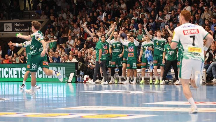 01 10 2025, Germany, Göppingen, Handball DHB Pokal 2 Runde, FRISCH AUF Göppingen vs SC DHfK Leipzig, Jubel FAG