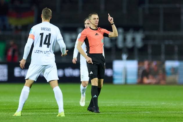 Michael Naether Referee GER, SSV Ulm 1846 vs 1 FC Schweinfurt , Soccer, Men, 3 Liga, Matchday 9, Season 2025 2026, 30 09 2025 GER, SSV Ulm 1846 vs 1 FC Schweinfurt , Soccer, Men, 3 Liga, Matchday 9, Season 2025 2026, 30 09 2025 Ulm Copyright: xEibner-Pressefoto GeraldxOelze-dexStoppanyx EP_ODS