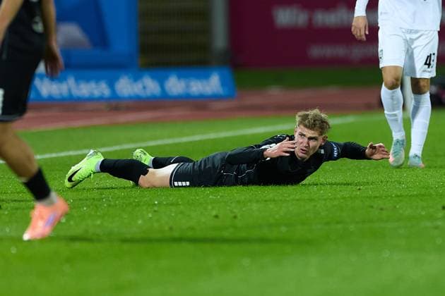 Jakob Transziska 1 FC Schweinfurt 05, 17 lies on the ground and complains GER, SSV Ulm 1846 vs 1 FC Schweinfurt , Soccer, Men, 3 League, Matchday 9, Season 2025 2026, 30 09 2025 GER, SSV Ulm 1846 vs 1 FC Schweinfurt , Soccer, Men, 3 League, Matchday 9, Season 2025 2026, 30 09 2025 Ulm Copyright: xEibner-Pressefoto GeraldxOelze-dexStoppanyx EP_ODS