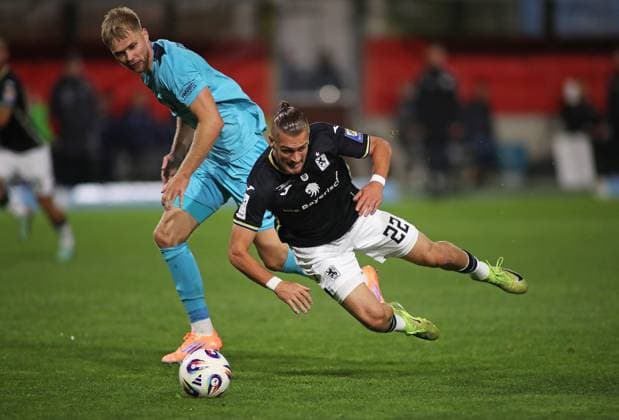 Football, Men, 3 Liga, Season 2025 2026, TSV 1860 München FC Viktoria Köln, Grünwalder Stadion Lars Dietz FC Viktoria Köln left fouls Sigurd Haugen TSV 1860 München right in a duel sees the yellow red card afterwards, sending off, foul