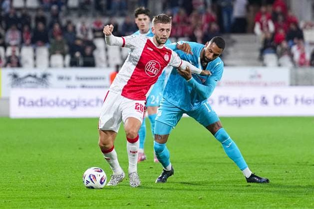 01 10 2025, xydrx, Fußball, 3 Liga, Rot Weiss Essen TSG 1899 Hoffenheim II, Saison 2025 2026, Stadion an der Hafenstraße Torben Muesel Rot Weiss Essen 26 im Zweikampf gegen Rube Reisig TSG 1899 Hoffenheim II 17 DFB regulations prohibit any use of photographs as image sequences and or quasi video Nordrhein Westfahlen Germany