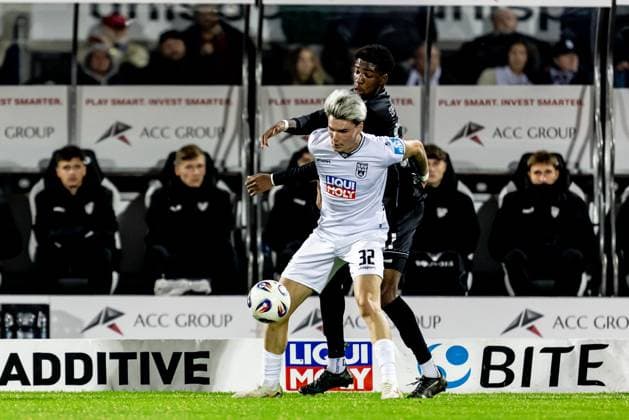Football, Season 2025 2026, 3 Liga, Donaustadion Ulm, 9 Matchday, SSV Ulm 1846 Football 1 FC Schweinfurt 05, 01 10 2025 01 10 2025, Football, Season 2025 2026, 3 Liga, Donaustadion Ulm, 9 Matchday, SSV Ulm 1846 Football 1 FC Schweinfurt 05, v l 32 Niklas Kölle SSV Ulm 1846 Football , 27 Uche Obiogumu 1 FC Schweinfurt 05 Foto Lucca Fundel Ulm Donaustadion Baden Württemberg Germany