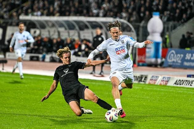 GER, 3 Liga, SSV Ulm 1846 vs 1 FC Schweinfurt 05 01 10 2025, Donaustadion, Ulm, GER, 3 Liga, SSV Ulm 1846 vs 1 FC Schweinfurt 05, in the picture Devin Angleberger Schweinfurt, 3 can successfully stoeren Elias Löder Loeder SSV Ulm, 25 nordphotoxGmbHx xHafner nph00200