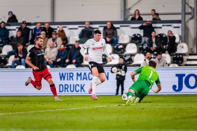 v l Yannick Deichmann FC Ingolstadt 04, 20 , Alessio Besio SC Verl, 23 , Markus Ponath FC Ingolstadt 04, 01 GER, SC Verl vs FC Ingolstadt 04, Football, 3 Liga, Matchday 9, Season 2025 2026, 01 10 2025 GER, SC Verl vs FC Ingolstadt 04, Football, 3 Liga, Matchday 9, Season 2025 2026, 01 10 2025 Verl Copyright: xEibner-Pressefoto JanxRollingerx EP_JSK