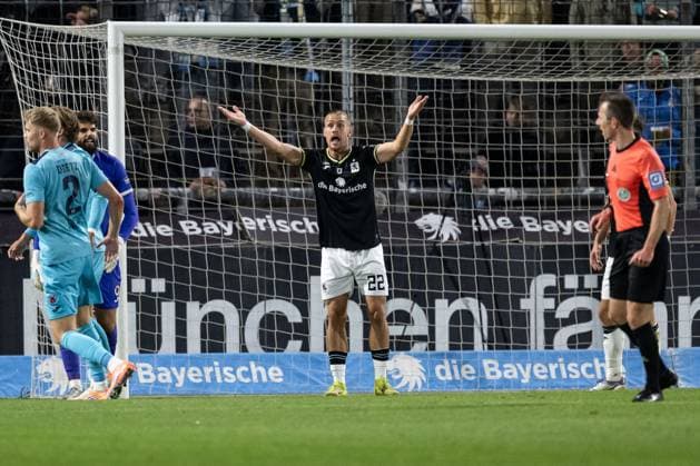Sigurd Haugen TSV 1860 Muenchen, 22 complains about a handball, which is not penalized GER, TSV 1860 Muenchen vs Viktoria Koeln 1904, Football, 3 Bundesliga, Matchday 9, Season 2025 2026, 01 10 2025 DFL DFB REGULATIONS PROHIBIT ANY USE OF PHOTOGRAPHS as IMAGE SEQUENCES and or QUASI VIDEO GER, TSV 1860 Muenchen vs Viktoria Koeln 1904, Football, 3 Bundesliga, Matchday 9, Season 2025 2026, 01 10 2025 Muenchen Copyright: xEibner-Pressefoto HeikexFeinerx EP_HFR