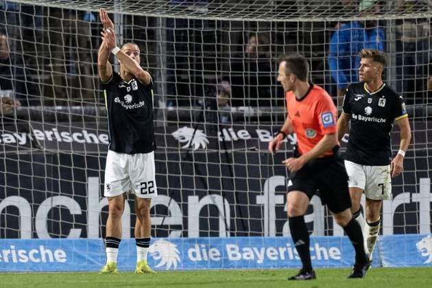 Sigurd Haugen TSV 1860 Muenchen, 22 complains about a handball, which is not penalized, right Florian Niederlechner TSV 1860 Muenchen, 07 GER, TSV 1860 Muenchen vs Viktoria Koeln 1904, Football, 3 Bundesliga, Matchday 9, Season 2025 2026, 01 10 2025 DFL DFB REGULATIONS PROHIBIT ANY USE OF PHOTOGRAPHS as IMAGE SEQUENCES and or QUASI VIDEO GER, TSV 1860 Muenchen vs Viktoria Koeln 1904, Football, 3 Bundesliga, 9 Matchday, Season 2025 2026, 01 10 2025 Muenchen Copyright: xEibner-Pressefoto HeikexFeinerx EP_HFR