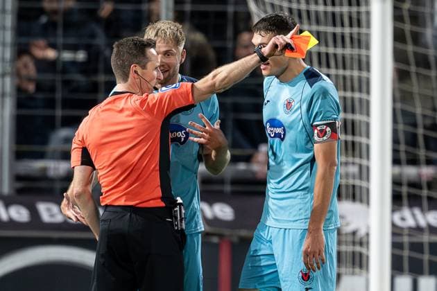 Lars Dietz FC Viktoria Koeln, 2 and Christoph Greger FC Viktoria Koeln, 15 discuss with Lukas Benen referee the just shown yellow red card GER, TSV 1860 Muenchen vs Viktoria Koeln 1904, Soccer, 3 Bundesliga, Matchday 9, Season 2025 2026, 01 10 2025 DFL DFB REGULATIONS PROHIBIT ANY USE OF PHOTOGRAPHS as IMAGE SEQUENCES and or QUASI VIDEO GER, TSV 1860 Muenchen vs Viktoria Koeln 1904, Football, 3 Bundesliga, Matchday 9, Season 2025 2026, 01 10 2025 Muenchen Copyright: xEibner-Pressefoto HeikexFeinerx EP_HFR