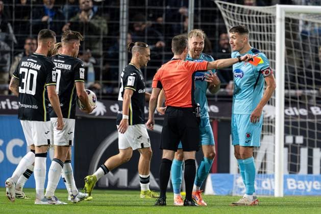 Lars Dietz FC Viktoria Koeln, 2 and Christoph Greger FC Viktoria Koeln, 15 discuss with Lukas Benen referee the just shown yellow red card GER, TSV 1860 Muenchen vs Viktoria Koeln 1904, Soccer, 3 Bundesliga, Matchday 9, Season 2025 2026, 01 10 2025 DFL DFB REGULATIONS PROHIBIT ANY USE OF PHOTOGRAPHS as IMAGE SEQUENCES and or QUASI VIDEO GER, TSV 1860 Muenchen vs Viktoria Koeln 1904, Football, 3 Bundesliga, Matchday 9, Season 2025 2026, 01 10 2025 Muenchen Copyright: xEibner-Pressefoto HeikexFeinerx EP_HFR