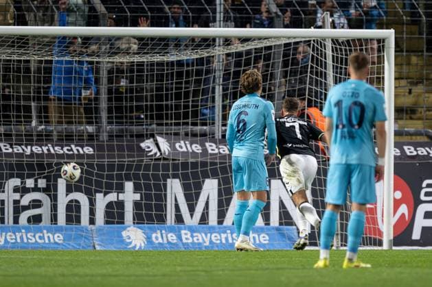 Tobias Eisenhuth FC Viktoria Koeln, 6 and Florian Niederlechner TSV 1860 Muenchen, 07 watch as the ball hits the goal for the Loewen to make it 1 2 GER, TSV 1860 Muenchen vs Viktoria Koeln 1904, Soccer, 3 Bundesliga, Matchday 9, Season 2025 2026, 01 10 2025 DFL DFB REGULATIONS PROHIBIT ANY USE OF PHOTOGRAPHS as IMAGE SEQUENCES and or QUASI VIDEO GER, TSV 1860 Muenchen vs Viktoria Koeln 1904, Football, 3 Bundesliga, Matchday 9, Season 2025 2026, 01 10 2025 Muenchen Copyright: xEibner-Pressefoto HeikexFeinerx EP_HFR