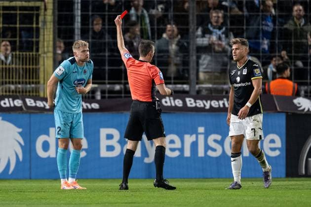 Lars Dietz FC Viktoria Koeln, 2 is shown the second yellow card and therefore the red card by Lukas Benen referee, right Florian Niederlechner TSV 1860 Muenchen, 07 GER, TSV 1860 Muenchen vs Viktoria Koeln 1904, Football, 3 Bundesliga, 9 Matchday, Season 2025 2026, 01 10 2025 DFL DFB REGULATIONS PROHIBIT ANY USE OF PHOTOGRAPHS as IMAGE SEQUENCES and or QUASI VIDEO GER, TSV 1860 Muenchen vs Viktoria Koeln 1904, Football, 3 Bundesliga, 9 Matchday, Season 2025 2026, 01 10 2025 Muenchen Copyright: xEibner-Pressefoto HeikexFeinerx EP_HFR