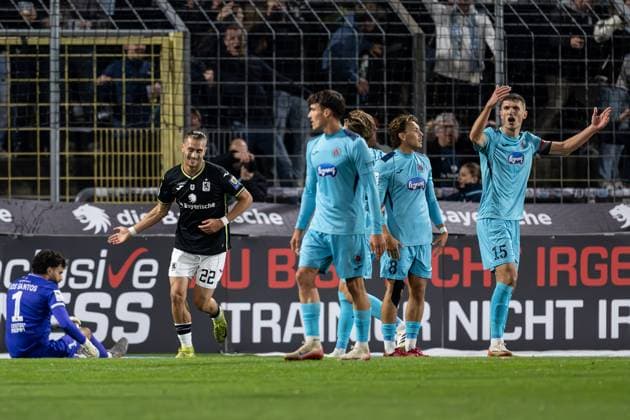 Sigurd Haugen TSV 1860 Muenchen, 22 cheers, the Cologne team around Eduardo Dos Santos Haesler Dudu goalkeeper, FC Viktoria Koeln, 1 are served after the goal by Max Christiansen TSV 1860 Muenchen, 13 not in the picture for the 1 2 connection GER, TSV 1860 Muenchen vs Viktoria Koeln 1904, Football, 3 Bundesliga, Matchday 9, Season 2025 2026, 01 10 2025 DFL DFB REGULATIONS PROHIBIT ANY USE OF PHOTOGRAPHS as IMAGE SEQUENCES and or QUASI VIDEO GER, TSV 1860 Muenchen vs Viktoria Koeln 1904, Football, 3 Bundesliga, Matchday 9, Season 2025 2026, 01 10 2025 Muenchen Copyright: xEibner-Pressefoto HeikexFeinerx EP_HFR