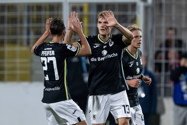 Manuel Pfeifer TSV 1860 Muenchen, 27 celebrates with Max Christiansen TSV 1860 Muenchen, 13 his goal to connect 1 2 GER, TSV 1860 Muenchen vs Viktoria Koeln 1904, Football, 3 Bundesliga, Matchday 9, Season 2025 2026, 01 10 2025 DFL DFB REGULATIONS PROHIBIT ANY USE OF PHOTOGRAPHS as IMAGE SEQUENCES and or QUASI VIDEO GER, TSV 1860 Muenchen vs Viktoria Koeln 1904, Football, 3 Bundesliga, Matchday 9, Season 2025 2026, 01 10 2025 Muenchen Copyright: xEibner-Pressefoto HeikexFeinerx EP_HFR