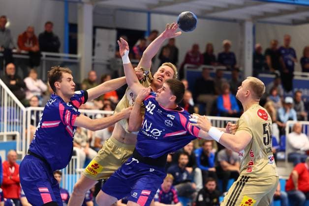 Marian Michalczik Burgdorf in a duel with Moritz Koester Dormagen, left and Jan Christian Schmidt Dormagen TSV Bayer Dormagen vs TSV Hannover Burgdorf, Handball, DHB Pokal, 01 10 2025 TSV Bayer Dormagen vs TSV Hannover Burgdorf, Handball, DHB Pokal, 01 10 2025 Dormagen Copyright: xEibner-Pressefotox EP_RWS