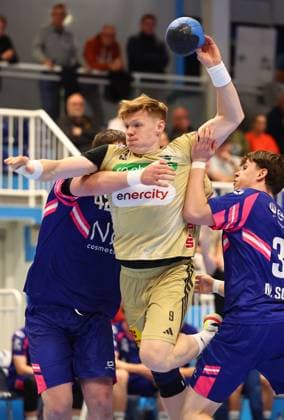 Vilhelm Poulsen Burgdorf in a duel with Maximilian Schmidt Dormagen, right TSV Bayer Dormagen vs TSV Hannover Burgdorf, Handball, DHB Pokal, 01 10 2025 TSV Bayer Dormagen vs TSV Hannover Burgdorf, Handball, DHB Pokal, 01 10 2025 Dormagen Copyright: xEibner-Pressefotox EP_RWS