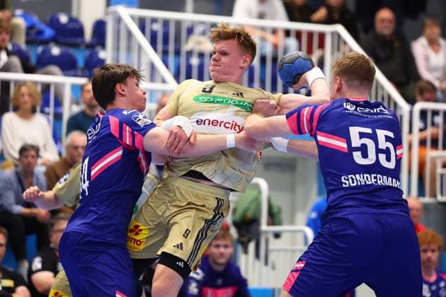 Vilhelm Poulsen Burgdorf in a duel with Maximilian Schmidt Dormagen, left and Frederik Sondermann Dormagen TSV Bayer Dormagen vs TSV Hannover Burgdorf, Handball, DHB Pokal, 01 10 2025 TSV Bayer Dormagen vs TSV Hannover Burgdorf, Handball, DHB Pokal, 01 10 2025 Dormagen Copyright: xEibner-Pressefotox EP_RWS