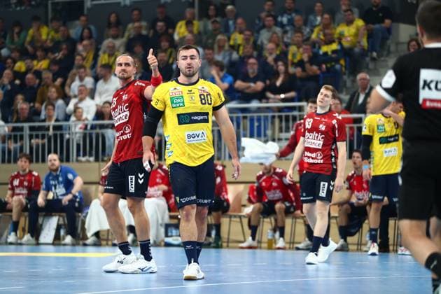 01 10 2025, xmohx, Handball DHB Pokal, Rhein Neckar Loewen SG Flensburg Handewitt v l Kent Robin Tonnesen SG Flensburg Handewitt Jannik Kohlbacher Rhein Neckar Loewen DFL DFB REGULATIONS PROHIBIT ANY USE OF PHOTOGRAPHS as IMAGE SEQUENCES and or QUASI VIDEO Heidelberg