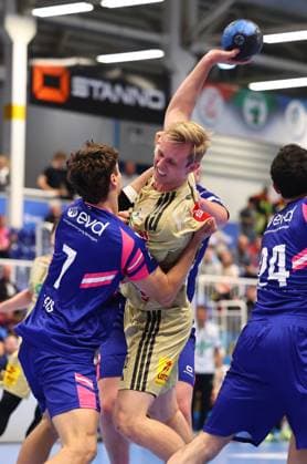 Marian Michalczik Burgdorf in duel with Krischa Leis Dormagen, left TSV Bayer Dormagen vs TSV Hannover Burgdorf, Handball, DHB Pokal, 01 10 2025 TSV Bayer Dormagen vs TSV Hannover Burgdorf, Handball, DHB Pokal, 01 10 2025 Dormagen Copyright: xEibner-Pressefotox EP_RWS