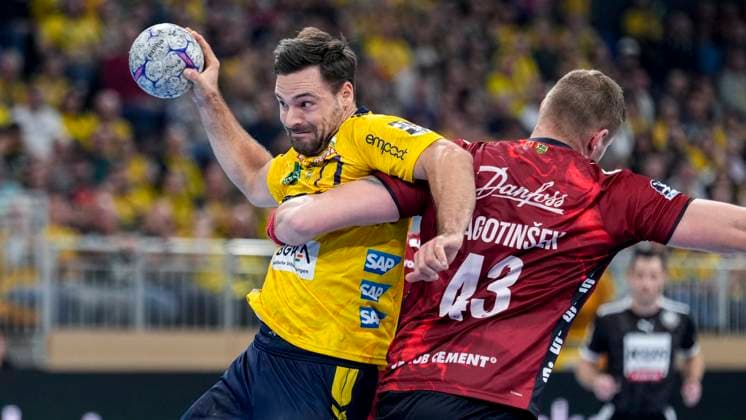 v li Dani Baijens RNL, 77 , Blaz Blagotinsek Flensburg, 43 , duel, duel, tackle, tackling, dynamics, action, action, 01 10 2025, Heidelberg Germany , Handball, DHB Pokal, 2 round, Rhein Neckar Löwen SG Flensburg Handewitt xozx