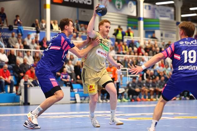 Lukas Stutzke Burgdorf in a duel with Moritz Koester Dormagen TSV Bayer Dormagen vs TSV Hannover Burgdorf, Handball, DHB Pokal, 01 10 2025 TSV Bayer Dormagen vs TSV Hannover Burgdorf, Handball, DHB Pokal, 01 10 2025 Dormagen Copyright: xEibner-Pressefotox EP_RWS