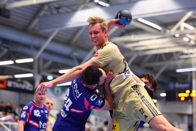 Marian Michalczik Burgdorf in a duel with Peter Strosack Dormagen TSV Bayer Dormagen vs TSV Hannover Burgdorf, Handball, DHB Pokal, 01 10 2025 TSV Bayer Dormagen vs TSV Hannover Burgdorf, Handball, DHB Pokal, 01 10 2025 Dormagen Copyright: xEibner-Pressefotox EP_RWS