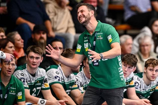 Goeppingen, Deutschland, 01.10.25: Trainer Ben Matschke (FRISCH AUF! Goeppingen) gestikuliert, gestik waehrend des DHB Pokal 2 Runde Spiels zwischen FRISCH AUF! Goeppingen vs SC DHfK Leipzig in der EWS Arena am 01. Oktober 2025 in Goeppingen, Deutschland. (Foto von Harry Langer DeFodi Images) Goeppingen, Germany, 01.10.25: Trainer Ben Matschke (FRISCH AUF! Goeppingen) gestures during the DHB Pokal 2 Runde match between FRISCH AUF! Goeppingen vs SC DHfK Leipzig at EWS Arena on October 1, 2025 in Goeppingen, Germany. (Photo by Harry Langer DeFodi Images) (Photo by Harry Langer DeFodi Images) Goeppingen, Germany, 01 10 25 Coach Ben Matschke FRISCH AUF Goeppingen gestures, gestures during the DHB Pokal 2 round match between FRISCH AUF Goeppingen vs SC DHfK Leipzig at EWS Arena on October 01 2025 in Goeppingen, Germany Photo by Harry Langer DeFodi Images Goeppingen, Germany, 01 10 25 Trainer Ben Matschke FRISCH AUF Goeppingen gestures during the DHB Pokal 2 Runde match between FRISCH AUF Goeppingen vs SC DHfK Leipzig at EWS Arena on October 1, 2025 in Goeppingen, Germany Photo by Harry Langer DeFodi Images Photo by Harry Langer DeFodi Images